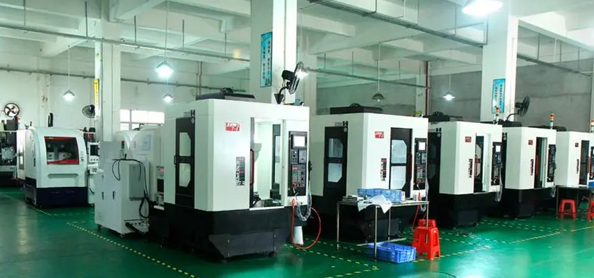 工程师审图排除问题，先进检测设备保证品质